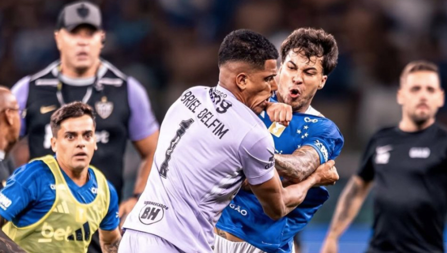 无人染红！巴西赛场数十人混战：前中超球星被踹后砸人后脑 主裁向军警求救