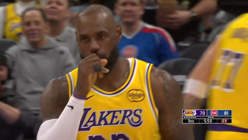 詹姆斯逆天一球！三分线起步上篮摔出底线 连得5分打破个人得分荒