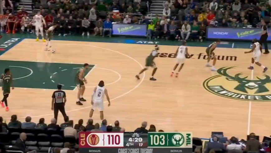 强强联合!回顾哈登和米切尔对阵雄鹿最后时刻的表现!