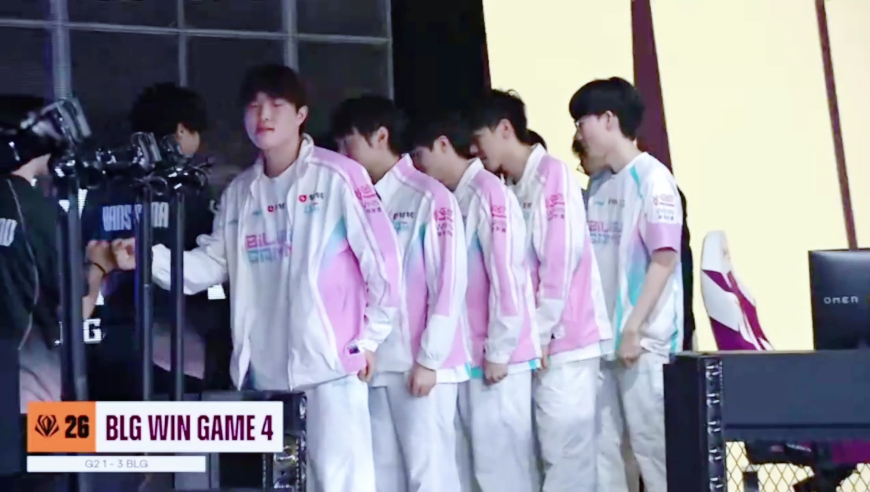 说道做到，世一上！Bin面对镜头做出1的手势随后捧起奖杯