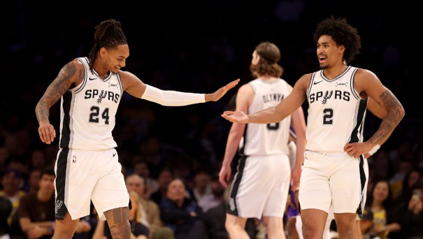 大爆冷！马刺卡斯尔vs湖人30分全过程：里突外投+关键三分打穿湖人