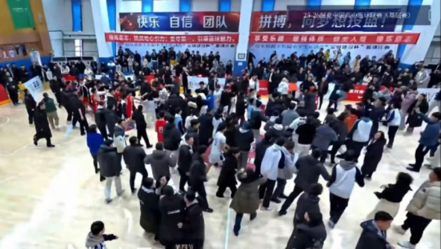 女家长冲入耐高场内打人后自己摔倒引百人冲突：3名学生被禁赛1年