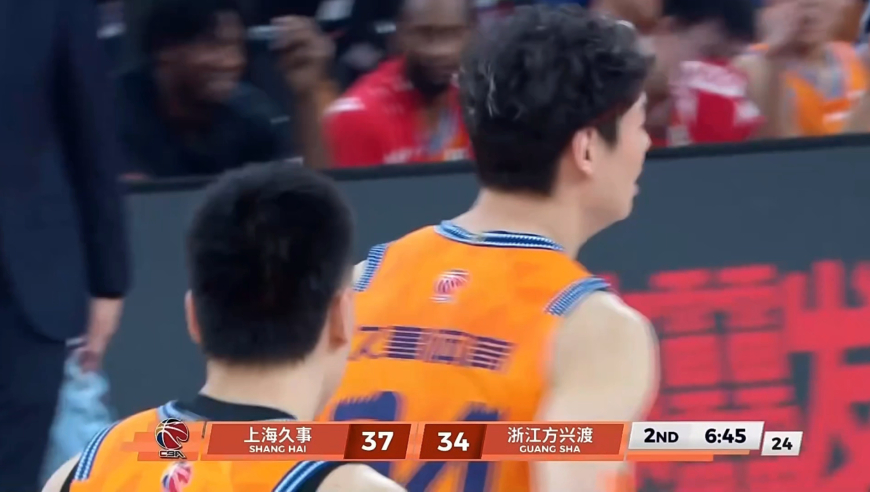 内线霸主！王哲林连续布朗命中 随后还在篮下空切完成双手暴扣