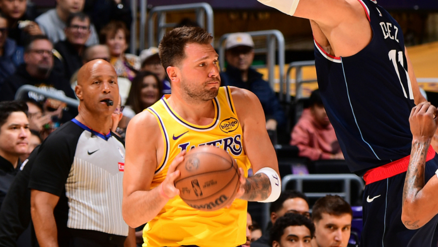 湖人三巨头单节31分！东契奇轰17分点燃球馆 詹姆斯为他疯狂庆祝