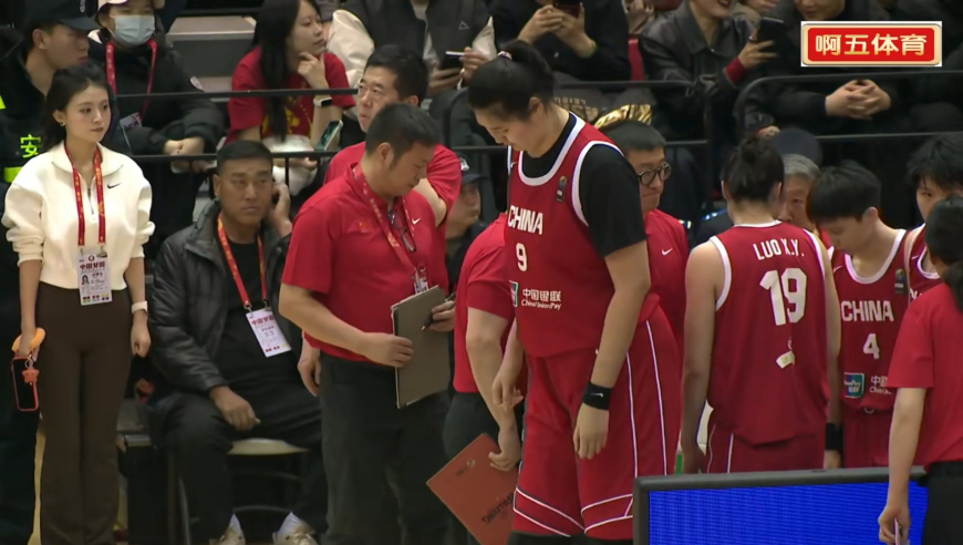 中国女篮VS国际队第2节张子宇和刘禹彤轮番上阵，还是觉得有王思雨给她俩传球更好