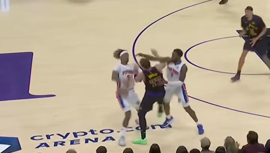 东契奇被犯规后直接给霍兰一嘴巴 裁判回看后给东契奇一个技犯