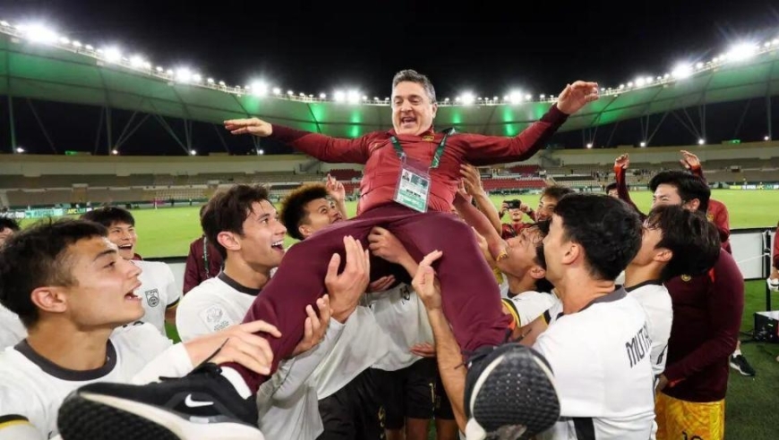 U23国足更衣室狂欢庆祝，主帅安东尼奥：先享受今天再考虑日本，我们会和他们战斗到底