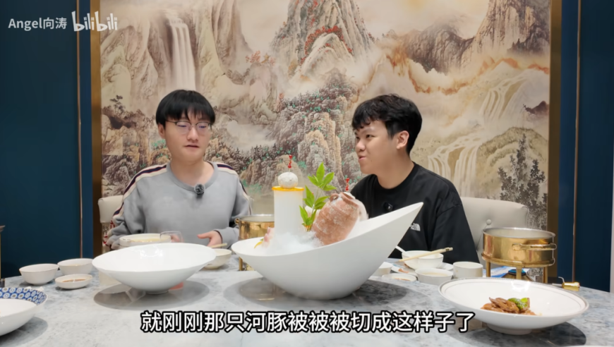 Angel联动小天探店，小天透露家里是干中医的