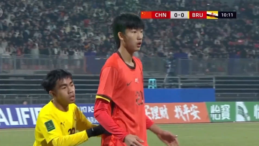 让我防他？国少赵松源轻松头槌破门，文莱防守球员身高还不到他肩膀