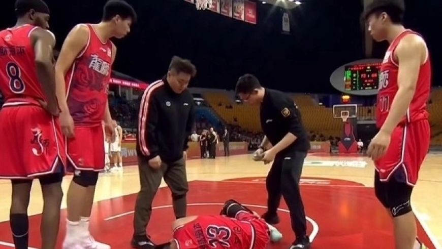 复出即重伤！被担架抬离场掩面痛哭，郭艾伦的NBA梦，真的要碎了