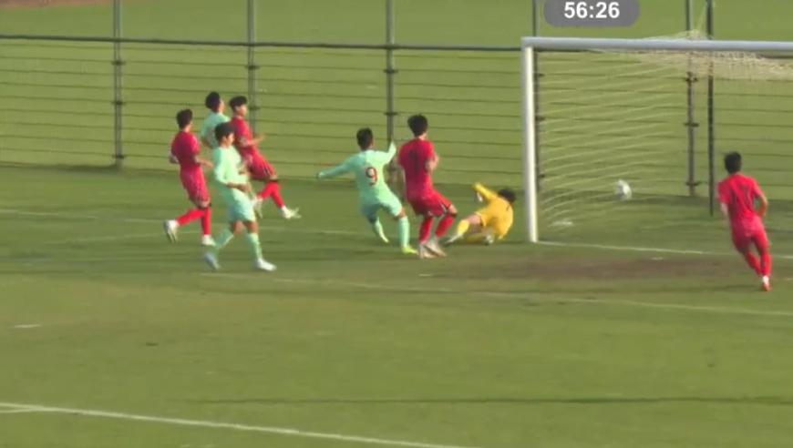 太独OR看不见？国足U15两失破门良机，球员闷头带球不传自己射终与进球失之交臂