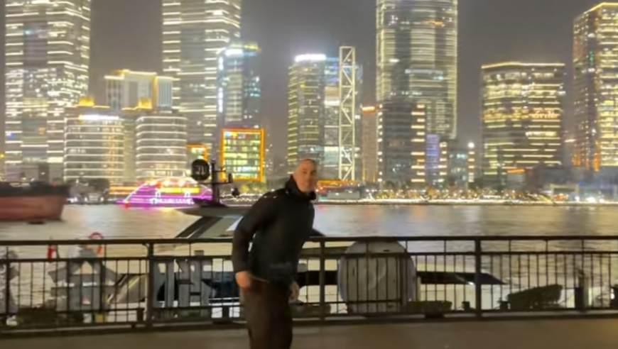 齐达内在上海外滩踢毽子，称阿姨叔叔为“花开富贵” ，感慨还是足球更简单