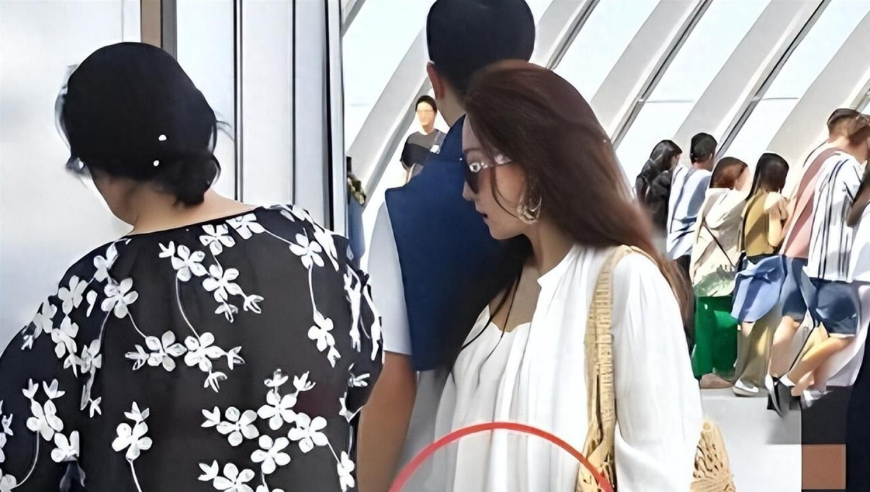 马龙一家现身总统府游玩！追着老婆喊露露，用丝巾当抹胸超美