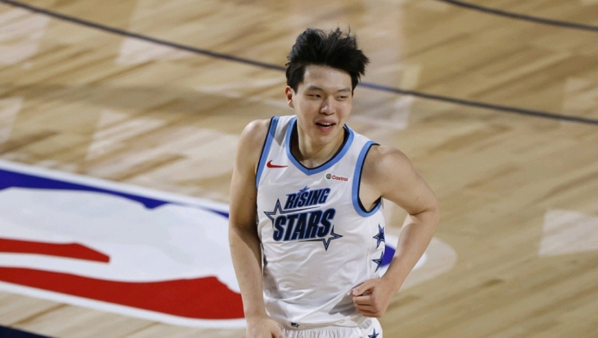 徐静雨怒批杨瀚森新秀赛队友：格局太小了，达到32分就不传球了