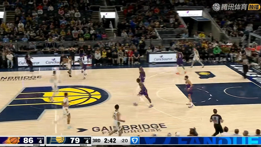 太大意了！布克随随便便回传被抢断直接一条龙上篮打进