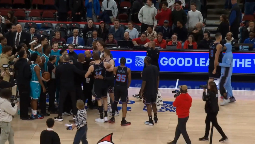 又打起来！三球在垃圾时间上演飞扣 武切维奇暴怒不满两队爆发冲突