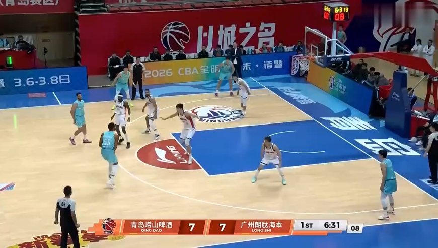 郭艾伦这球太逆天了！青岛男篮众将看傻眼，广州男篮全队沸腾