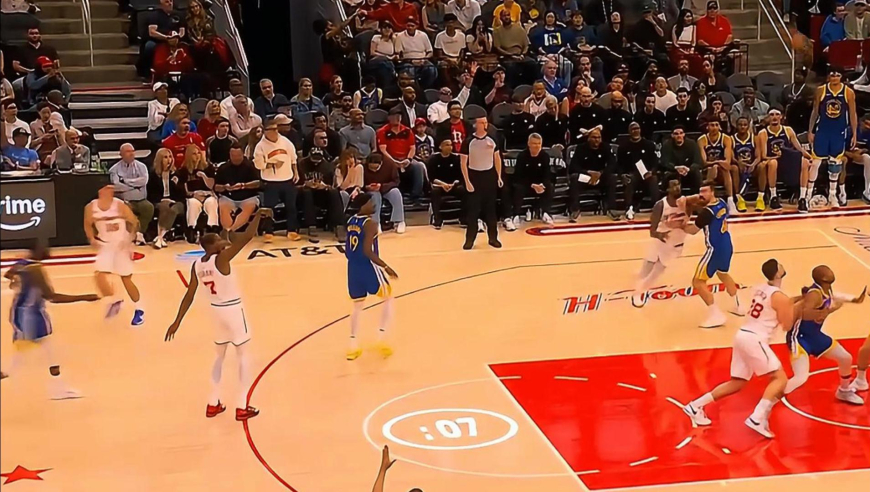 稳扎稳打！杜兰特暂停归来就命中三分 火箭两分钟轰10-0一波追平勇士