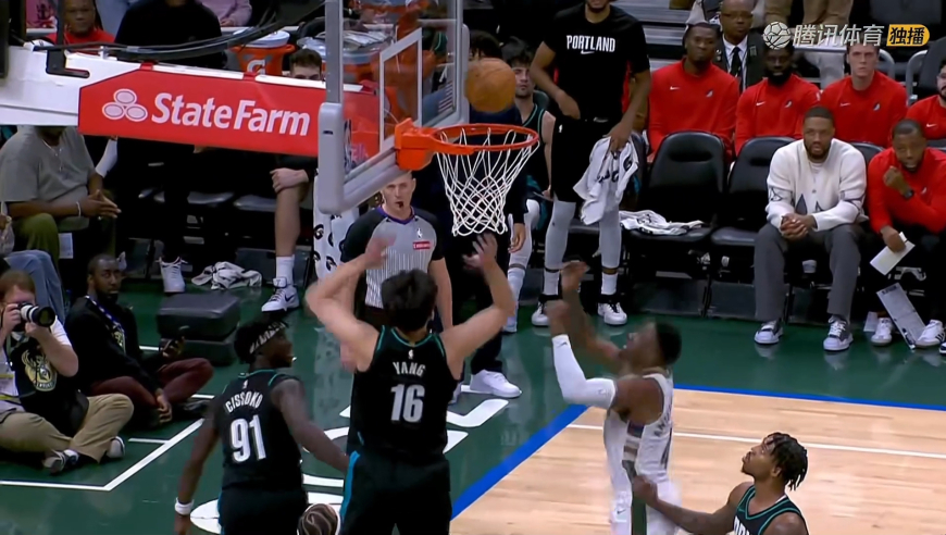 这也刷？雄鹿垃圾时间开拓者不打还抢断刷分 字母哥哥造杨瀚森犯规