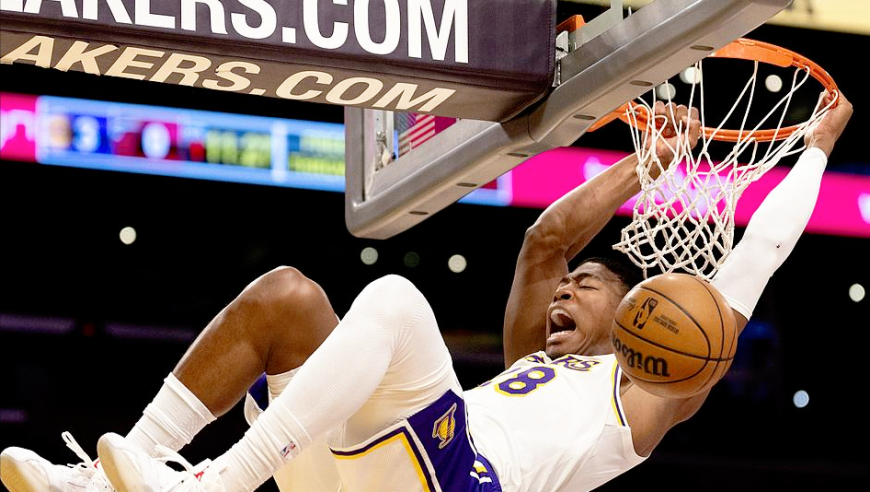 八村垒缺阵湖人赢麻！95分锁死雄鹿！他在不在场防守差别有多大？