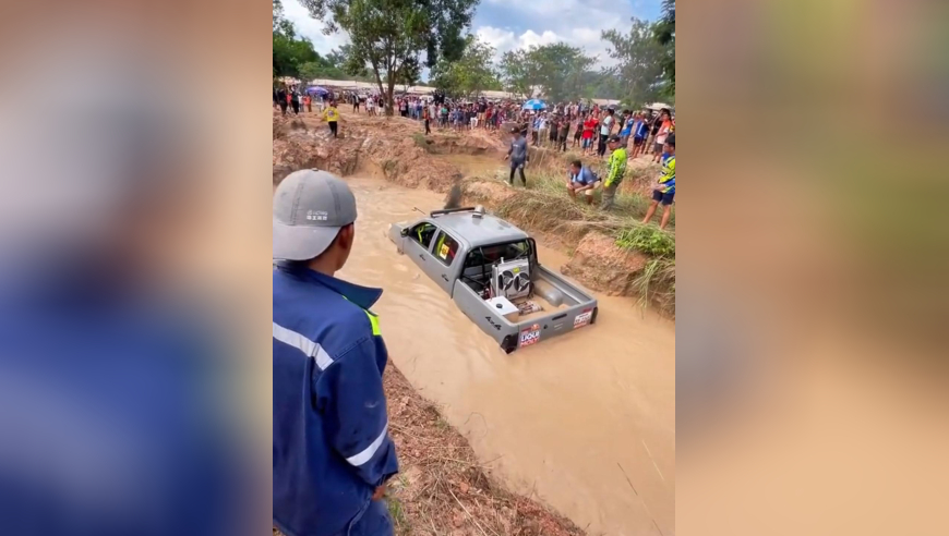 泰国丛林越野赛，走路就是不走，必须下河玩泥巴