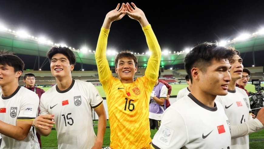 解气！李昊踢了越南球员屁股一脚 对方反倒吃黄牌 获赞：踢球真聪明