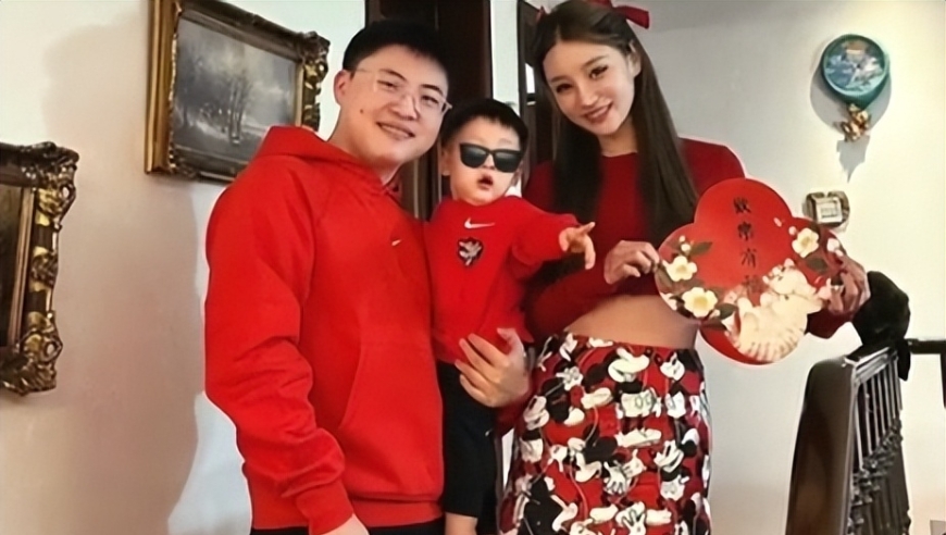 UZI喜得爱女，儿女双全，两大冠军辅助送祝福，Faker有压力