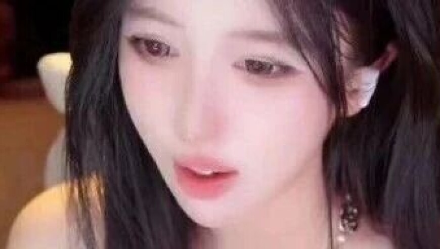 呆妹儿称自己被砸门恐吓，理由是自己噪音扰民，怀疑对方想蹭流量