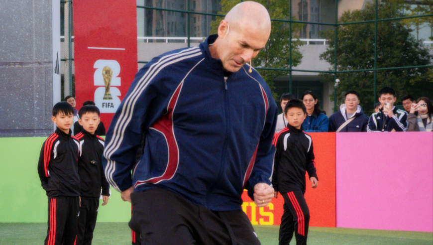 接地气！齐达内两次中国行：和大妈踢毽子，围观老人打麻将