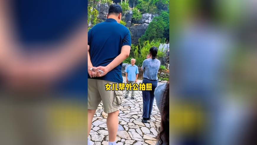 姚明带一家出门旅游，女儿身高已经到爸爸肩膀了