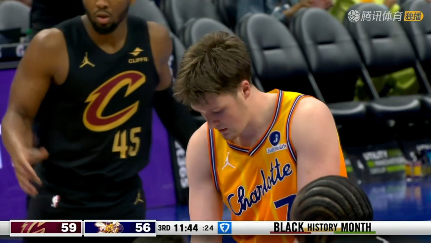 杀疯了啊！克努佩尔3+1后再中三分 哈登挠头直接看呆