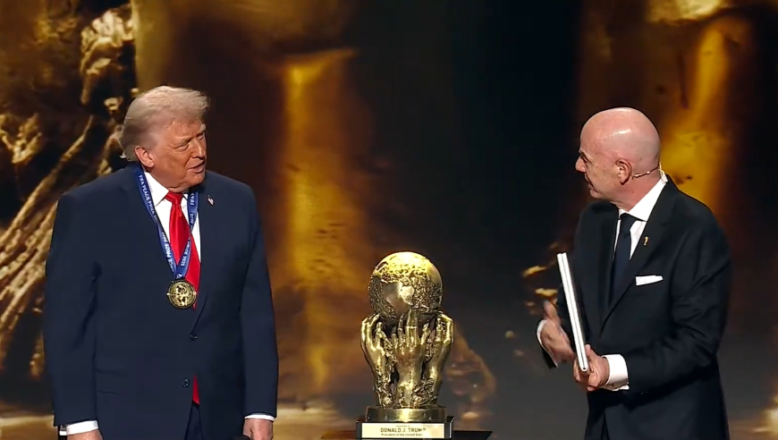不是我不明白，这世界太川普：国际足联给特朗普发和平奖，亲自拿牌亲自戴，大金坠胸前挂世界我有