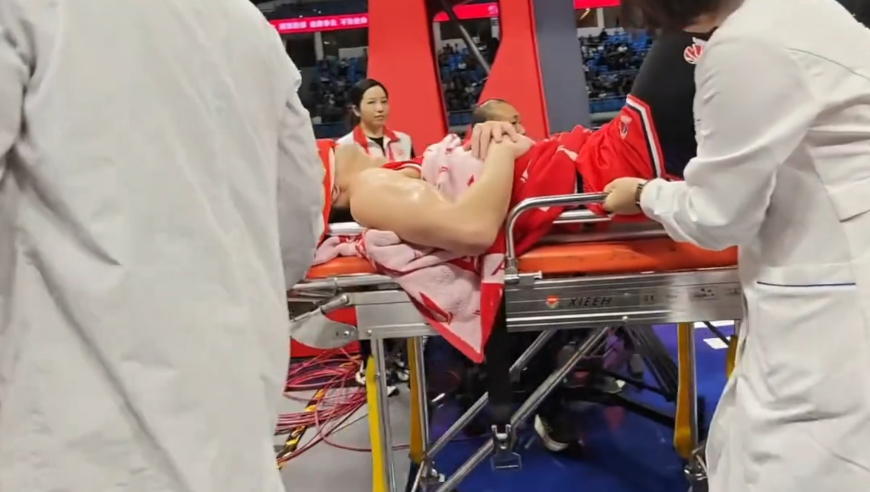 现场多视角回看郭艾伦受伤一幕 ：痛苦倒地无法行走 被担架抬出