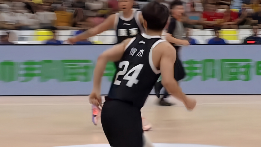 杀疯！徐杰爆砍34分25板6助引热议 高难度三分命中倒地“俯卧撑”庆祝