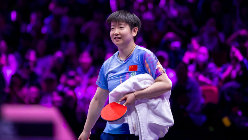 孙颖莎暴冲露出小肚子，笑着拥抱闺蜜贴面私语，跨国友谊太珍贵