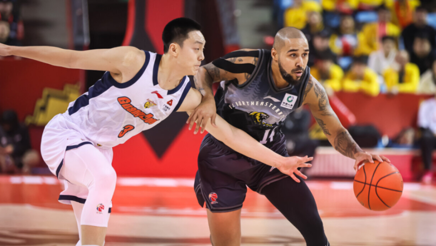 广东男篮内线崴脚后 胡明轩第一时间的反应引争议