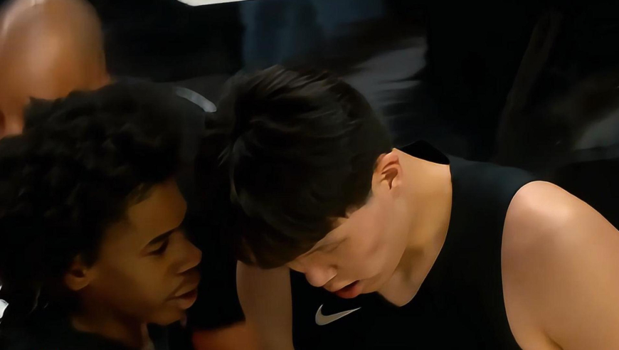 真涨球了！杨瀚森首节赛场表现全过程：争抢篮板+背打得分+助攻队友