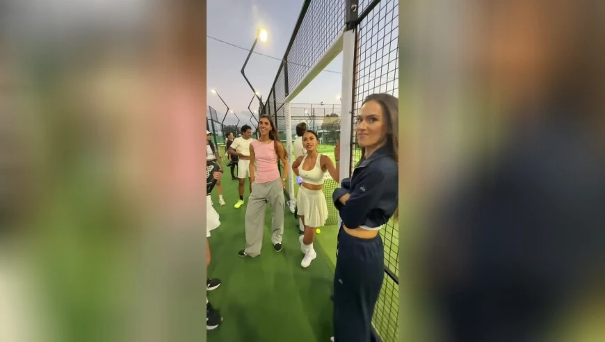 安东内拉偶遇网红街头采访：你是做什么工作的