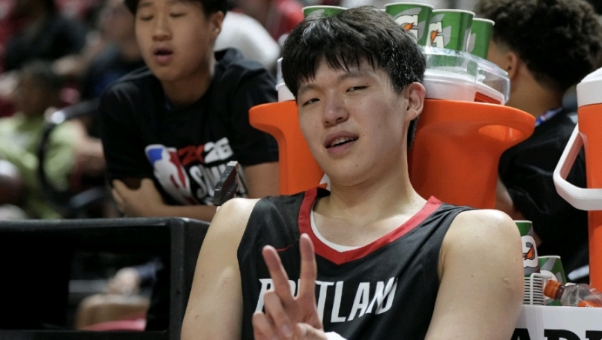 热泪盈眶！回顾杨瀚森第三节个人连得14分 还送出1妙传+1盖帽