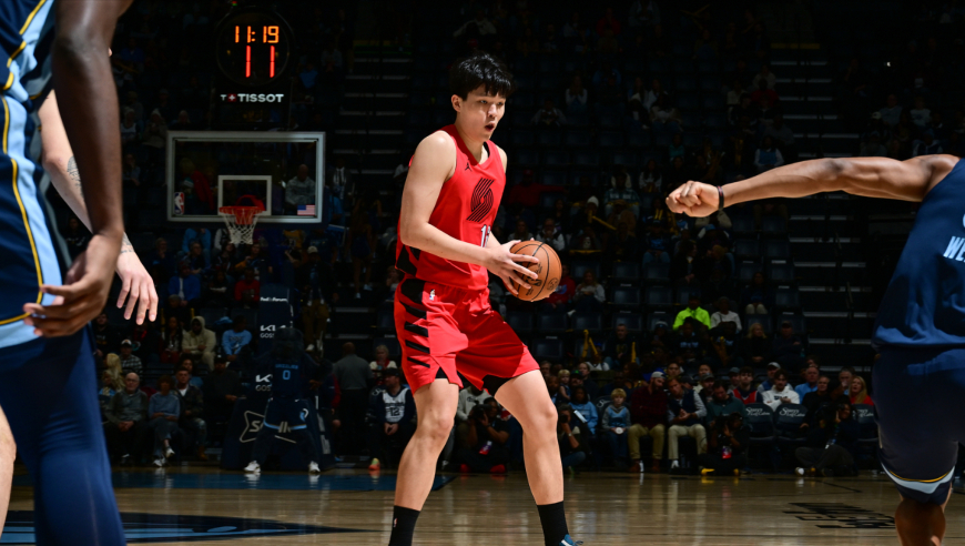 秀翻了！杨瀚森梦幻脚步双手暴扣 紧接着又强吃扎克伊迪得手