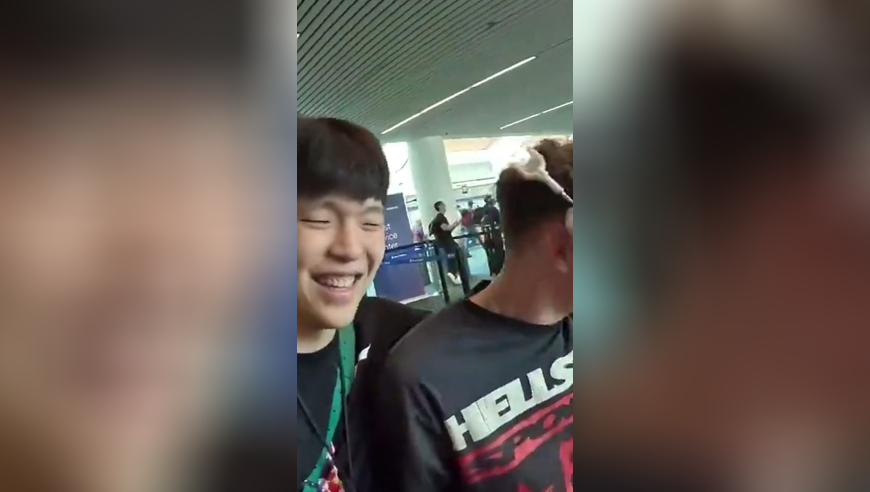 人气真高！杨瀚森拍摄机场VLOG 与球迷合影 现场笑声就没断过