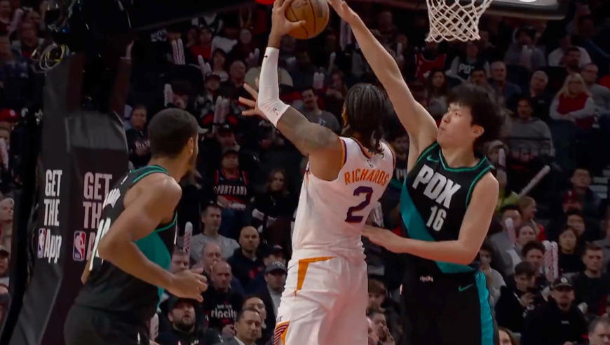 Top时刻 | 19日十佳球：杨瀚森单臂火锅 詹皇妙传文森特压哨