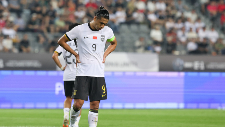 东亚杯：国足0-3韩国，交手已6连败！全场0射正，朱辰杰失误双响