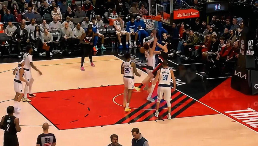 杨瀚森第三节五分钟全过程：接球+篮板黄油手 防守被打穿累到喘粗气