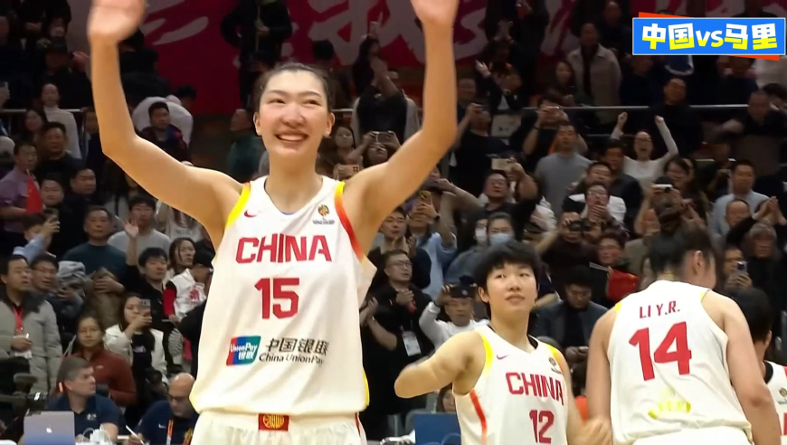中国女篮击败马里众生相：李月汝与队友热聊 韩旭开心跳舞
