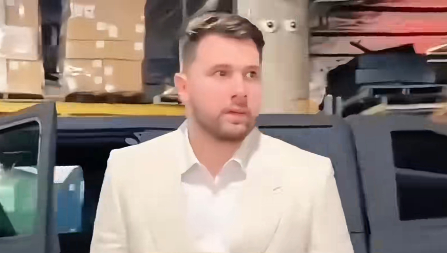 詹娜包场示爱东契奇？老詹铁青脸当面堵人：敢碰她你就毁了！