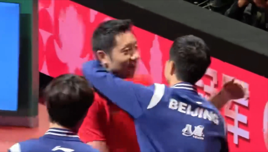 场上是对手场下是朋友！马龙男团决赛后与许昕樊振东寒暄