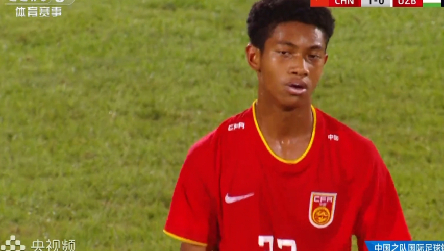 U16国足再错失良机！乌兹门将送大礼王非尼亚单刀被扑，气的捶地