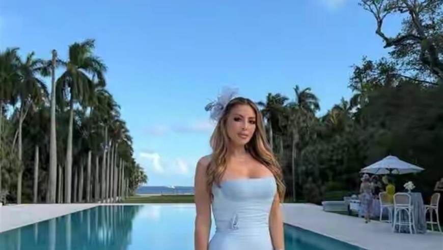 52岁拉尔萨与男友再秀恩爱！站在32岁男友身边 身材依旧宛如少女