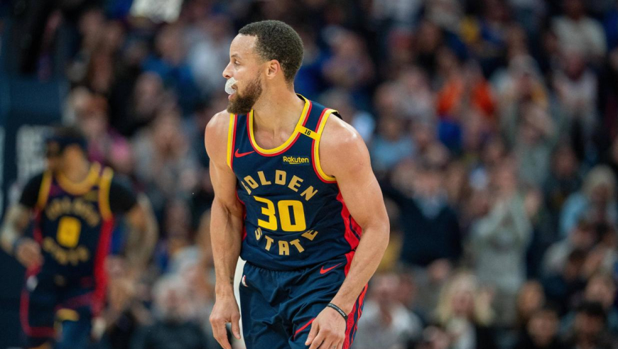 手感热到发烫！库里狂轰8记三分爆砍62分主场沸腾丨体坛记忆